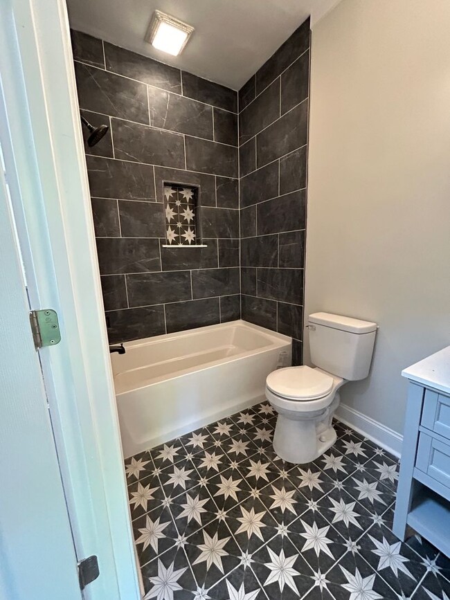 Building Photo - 401 Francis St E