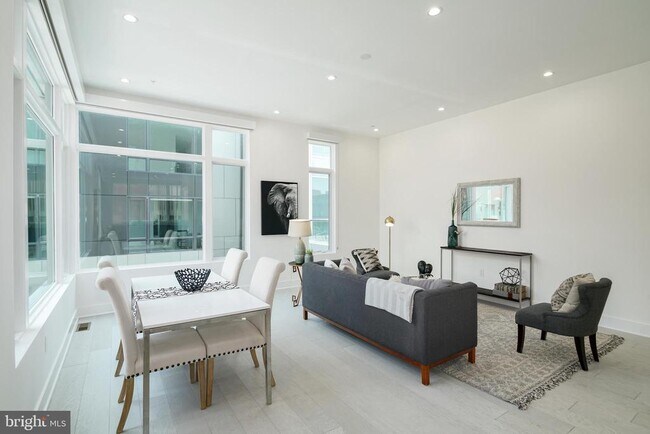 Building Photo - 142 S Front St