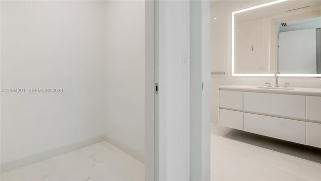 Building Photo - 300 Biscayne Blvd Way