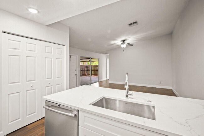 Building Photo - Newly remodeled 2 bedroom, 2 bathroom home...