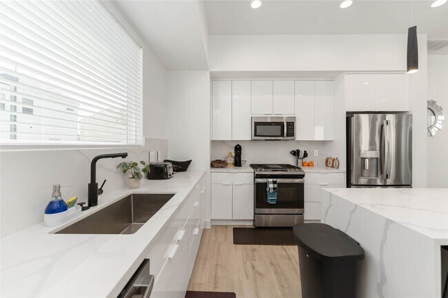 Building Photo - 3410 Baer St