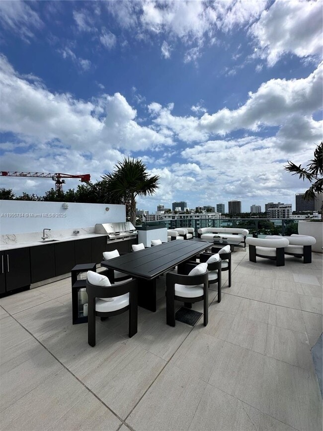 Building Photo - 9901 E Bay Harbor Dr