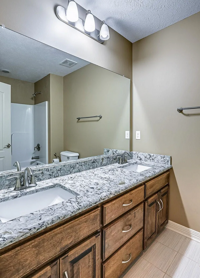 Building Photo - 5 Bedroom in Falcon Ridge!!