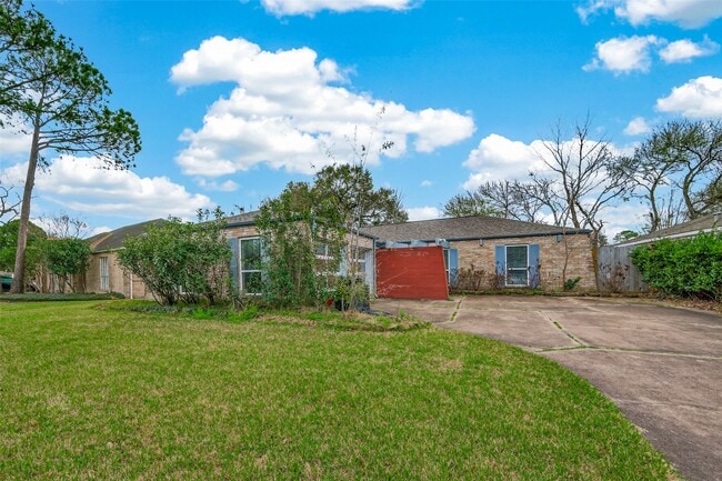 Building Photo - 2130 Round Lake Dr