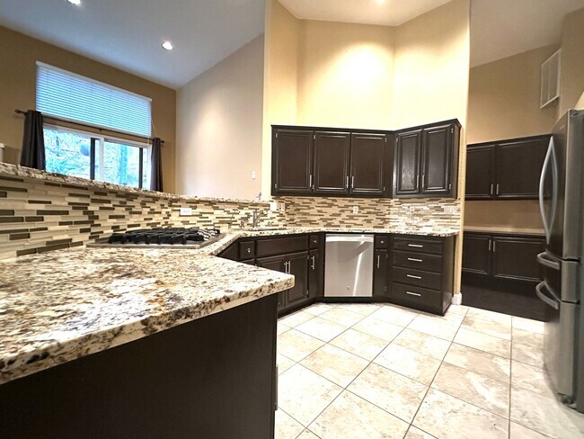 Building Photo - Gorgeous 4 Bed, 2 Bath in Shadow Lakes with SOLAR!