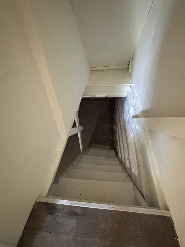 Building Photo - SECTION 8 and EDEN ACCEPTED!! A fully spac...