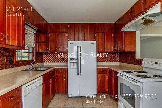 Building Photo - 531 21st St E