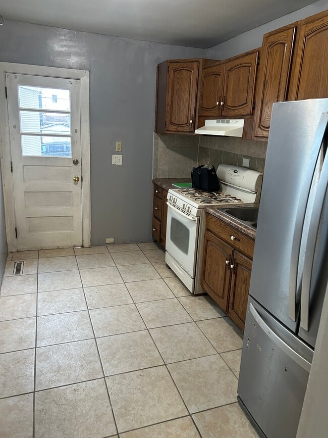 Building Photo - 563 S 18th St