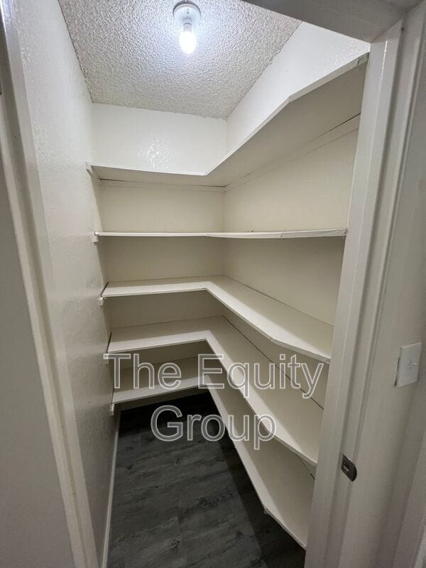 Building Photo - 1438 W Elowin Ave