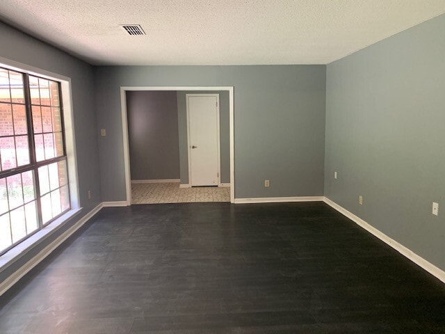 Building Photo - Large secluded 4 bedroom/2 bath in Blude R...