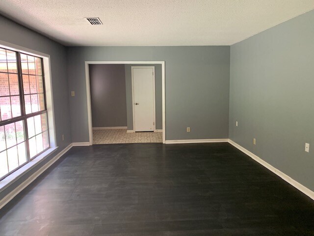 Building Photo - Large secluded 4 bedroom/2 bath in Blude Ridge Estates