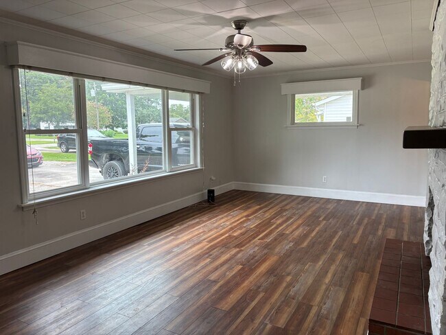 Building Photo - 114 Crescent Dr