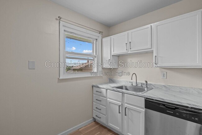 Building Photo - 5661 Bermuda Dr