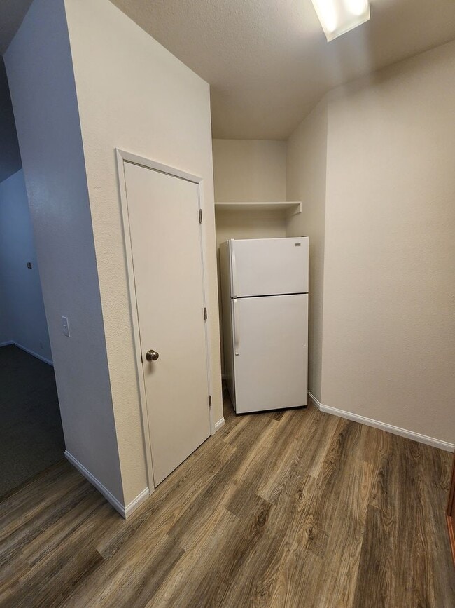 Building Photo - Spacious 1 Bed, 1 Bath Apartment with Priv...