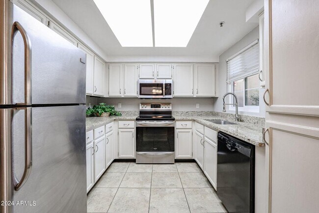 Building Photo - Resort-Style Aventura Condo