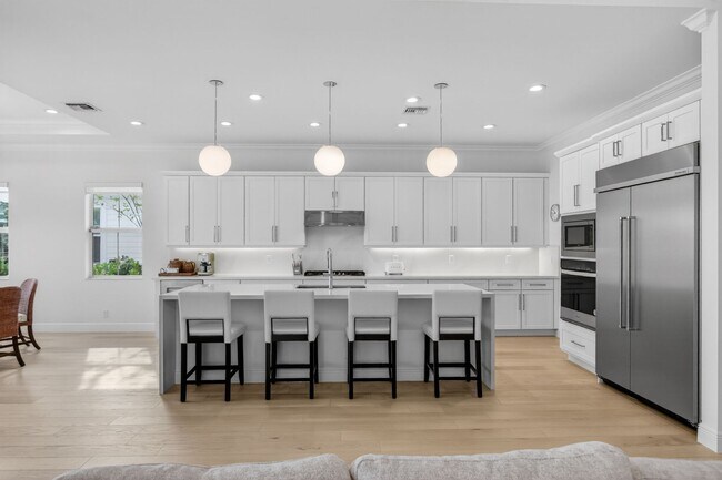 Building Photo - 9249 Crestview Cir