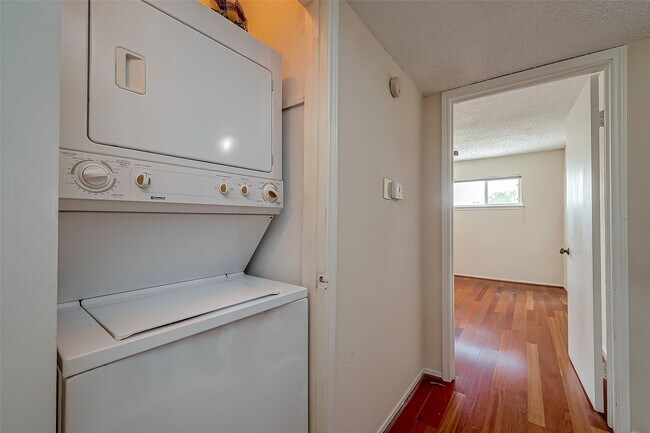 Building Photo - 6410 Del Monte Dr