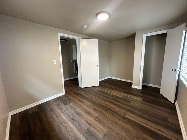 Building Photo - Newly Remodeled 2 Bed/1 Bath Home!