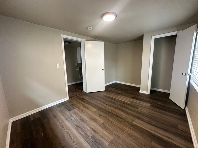 Building Photo - Recently updated 2 Bed/1 Bath Home!