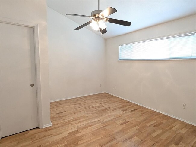 Building Photo - 1818 S Lakeshore Blvd