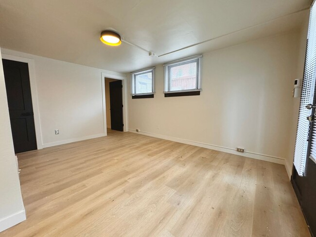 Building Photo - 1 Bd / 1 Ba Seattle Apartment