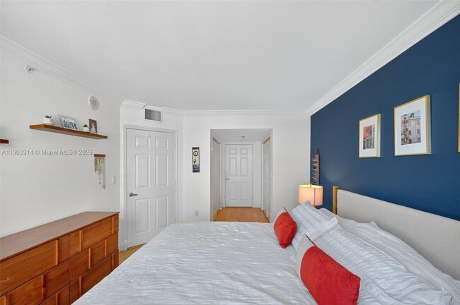 Building Photo - 1155 Brickell Bay Dr