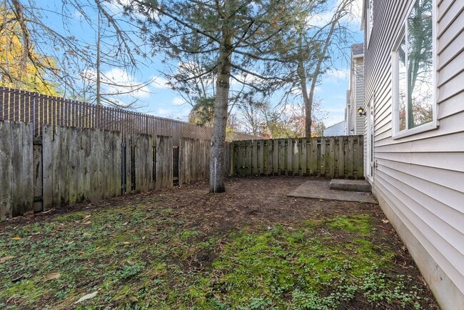 Building Photo - 4 bedroom/2.5 bathroom available in SE Portland