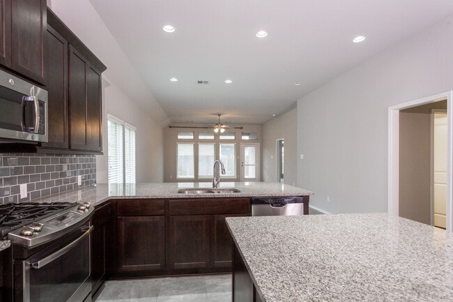 Building Photo - Comfort Meets Style – 3BR/2BA Home in Manor!