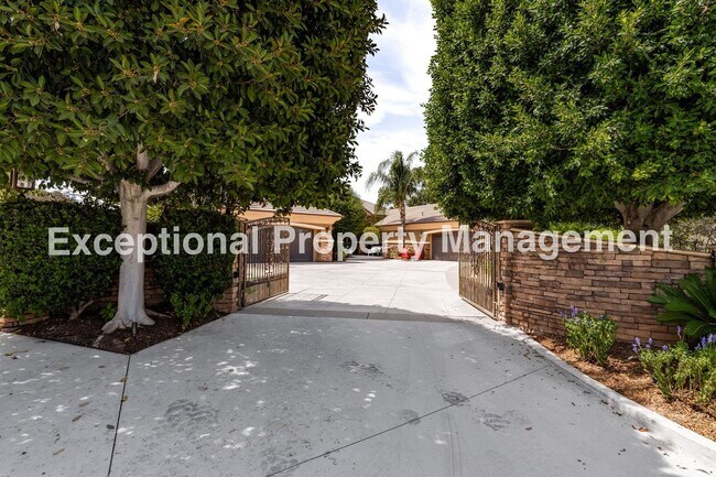 Building Photo - Amazing Executive Estate!