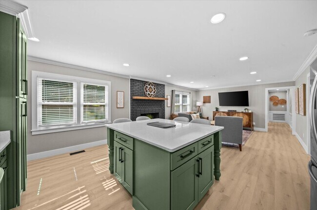 Building Photo - 103 Poinsettia Dr