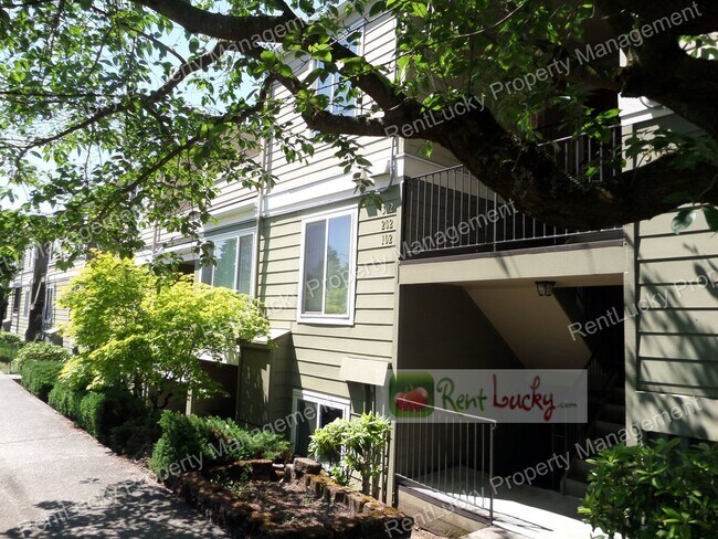 Building Photo - AMAZING PRICE! Wonderful 2-Bedroom Top Floor Condo in Renton - Great Location!