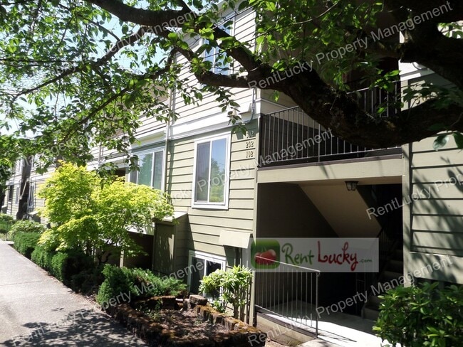 Building Photo - Wonderful 2-Bedroom Top Floor Condo in Renton - Great Location!