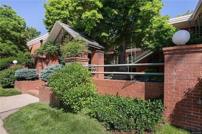 Building Photo - HIGHLY DESIRABLE West Pearl 2 Bed 1 Bath Top Floor Condo-Available August 5th!