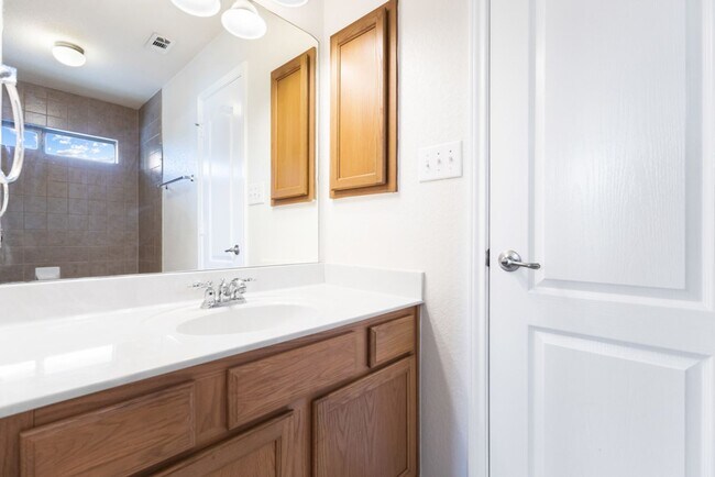 Building Photo - 3 Bedroom2.5 Bath The Plaza Subdivision