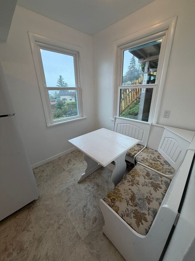 Building Photo - Beautiful 3 Bed / 2 Bath House With a Gorgeous View!