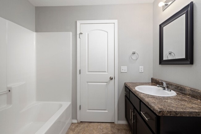 Building Photo - 3 Bedroom Duplex Rental in Springfield!