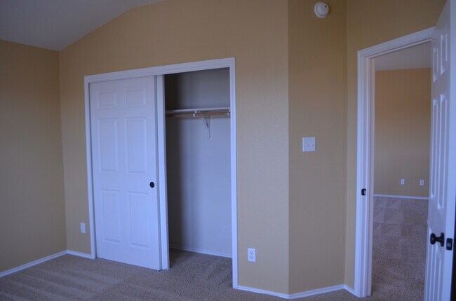 Building Photo - HUGE 5 BEDROOM HOME IN SAVANNAH HEIGHTS!