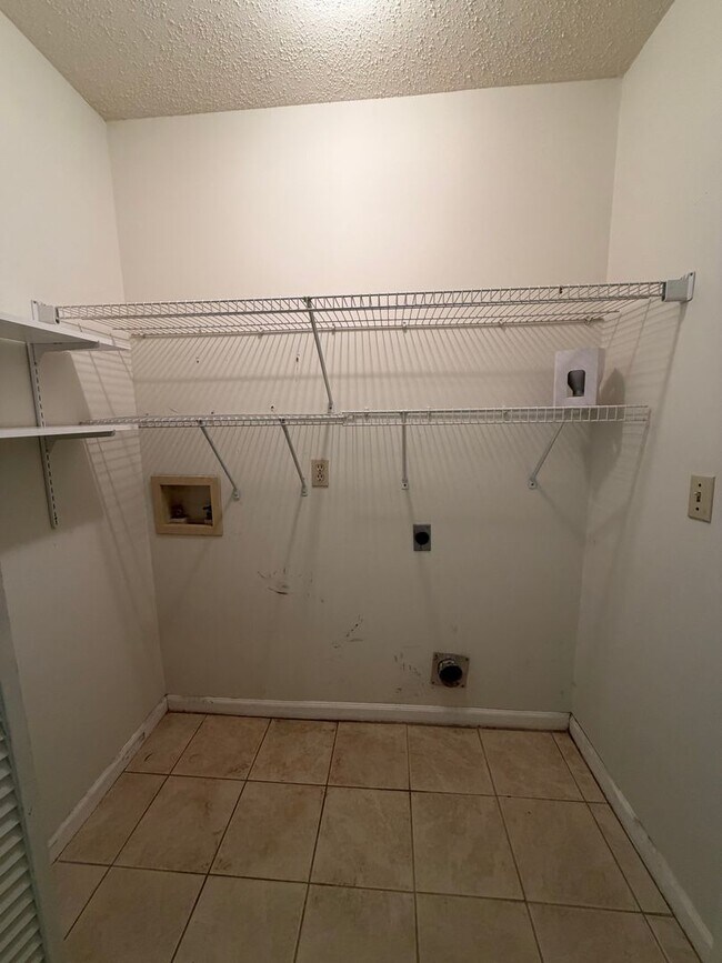 Building Photo - FOR RENT