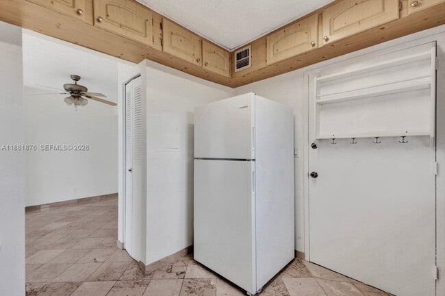 Building Photo - 2025 NE 164th St