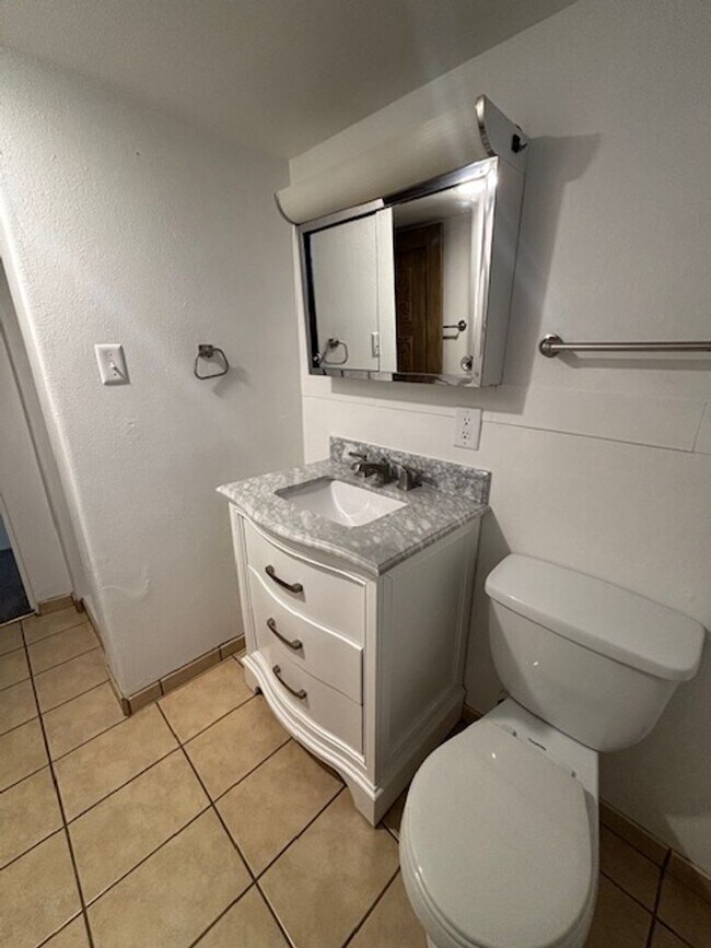 Building Photo - 419 W 5th Ave