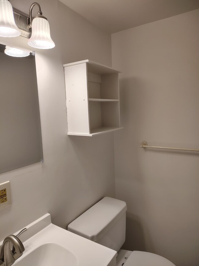 Building Photo - 7208-72C2 Donnell Pl