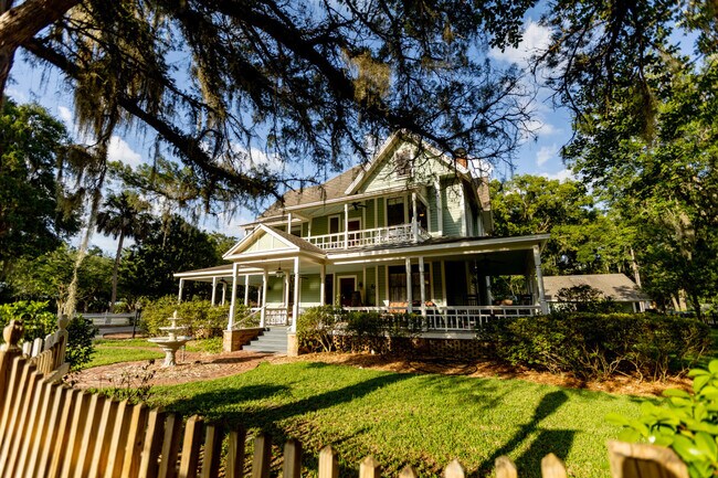 Building Photo - 205 SE 7th St