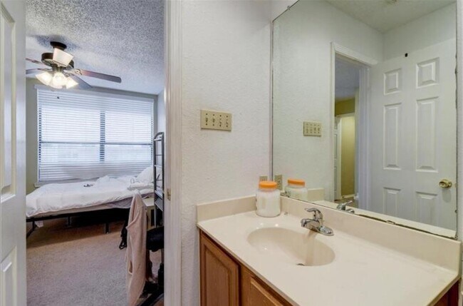 Building Photo - 2409 Leon St