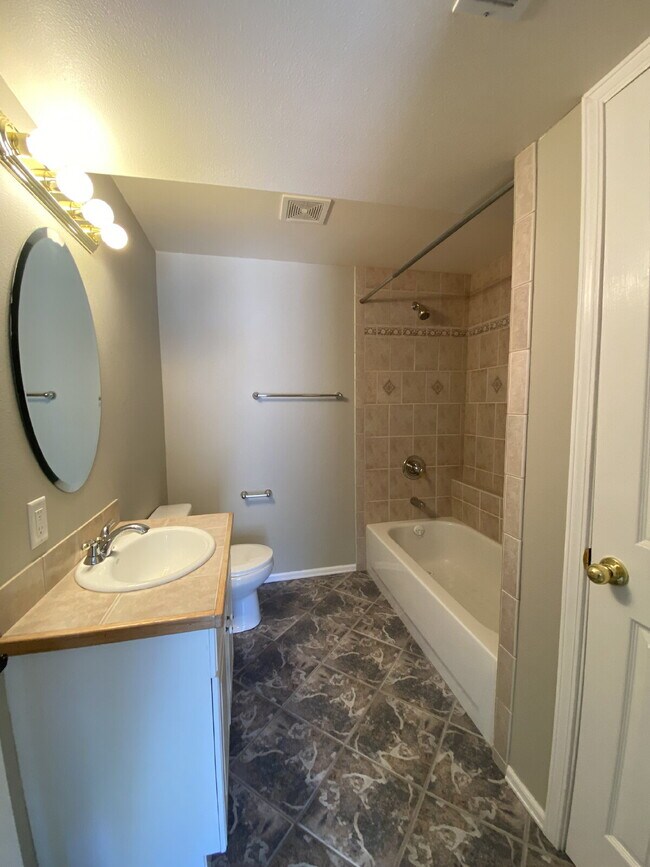 Building Photo - 5 bedroom - Oxbow