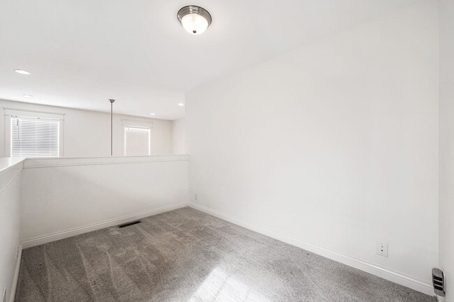 Building Photo - BEAUTIFUL CLIFTON HOME W/FENCED IN YARD AND FINISHED BASEMENT