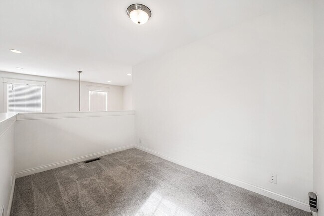 Building Photo - INSANE CLIFTON HOUSE W/FENCED IN YARD AND FINISHED BASEMENT