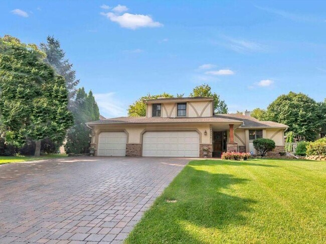 Building Photo - Luxury Home in Plymouth with 2-Level Primary Suite, Furnished or Unfurnished, Wayzata Schools, Pe...