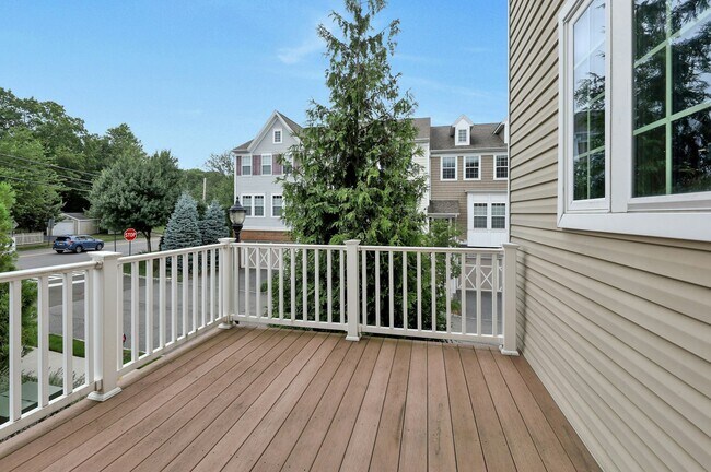 Building Photo - 704 Cottonwood Ct
