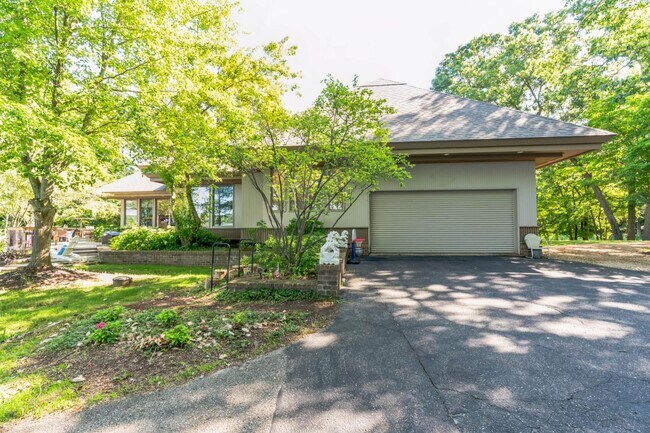 Building Photo - 401 Glazier Rd