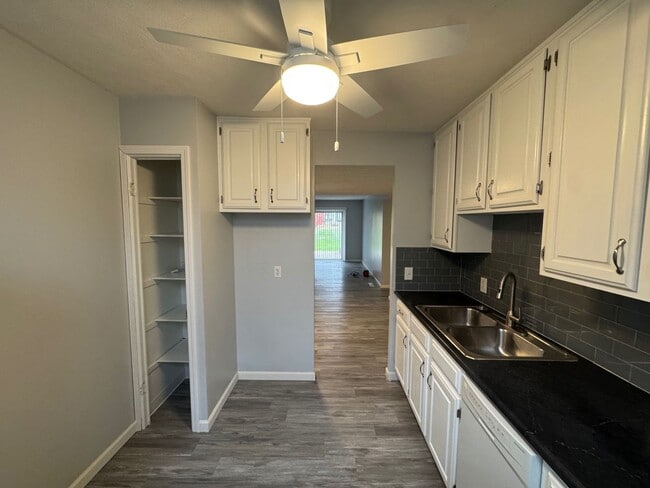 Building Photo - Charming 2-Bedroom Property (Water, Trash and Recycling and Sewer taken care by HOA)